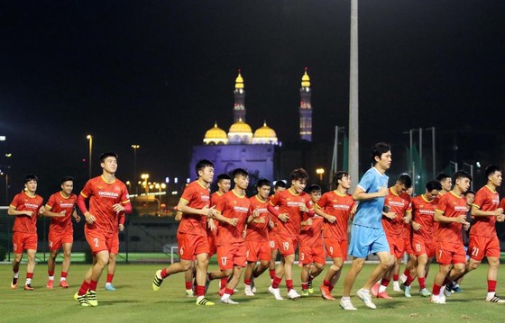 Đội tuyển Việt Nam trong buổi tập tại Oman tối 9-10.