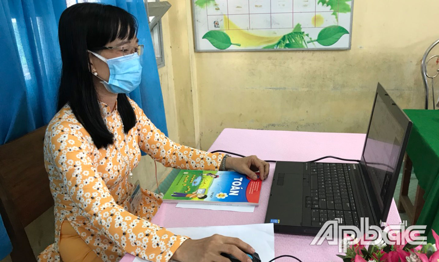 Một GVCN ở Trường Tiểu học Phú Mỹ trong giờ dạy trực tuyến.