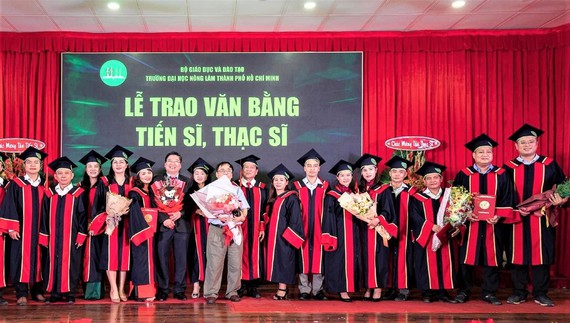 Tân thạc sĩ và tiến sĩ Trường ĐH Nông Lâm TPHCM nhận bằng tốt nghiệp tháng 10-2020.
