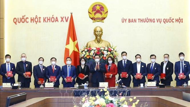 National Assembly Chairman Vuong Dinh Hue and leaders of outstanding enterprises at the meeting (Photo: VNA).