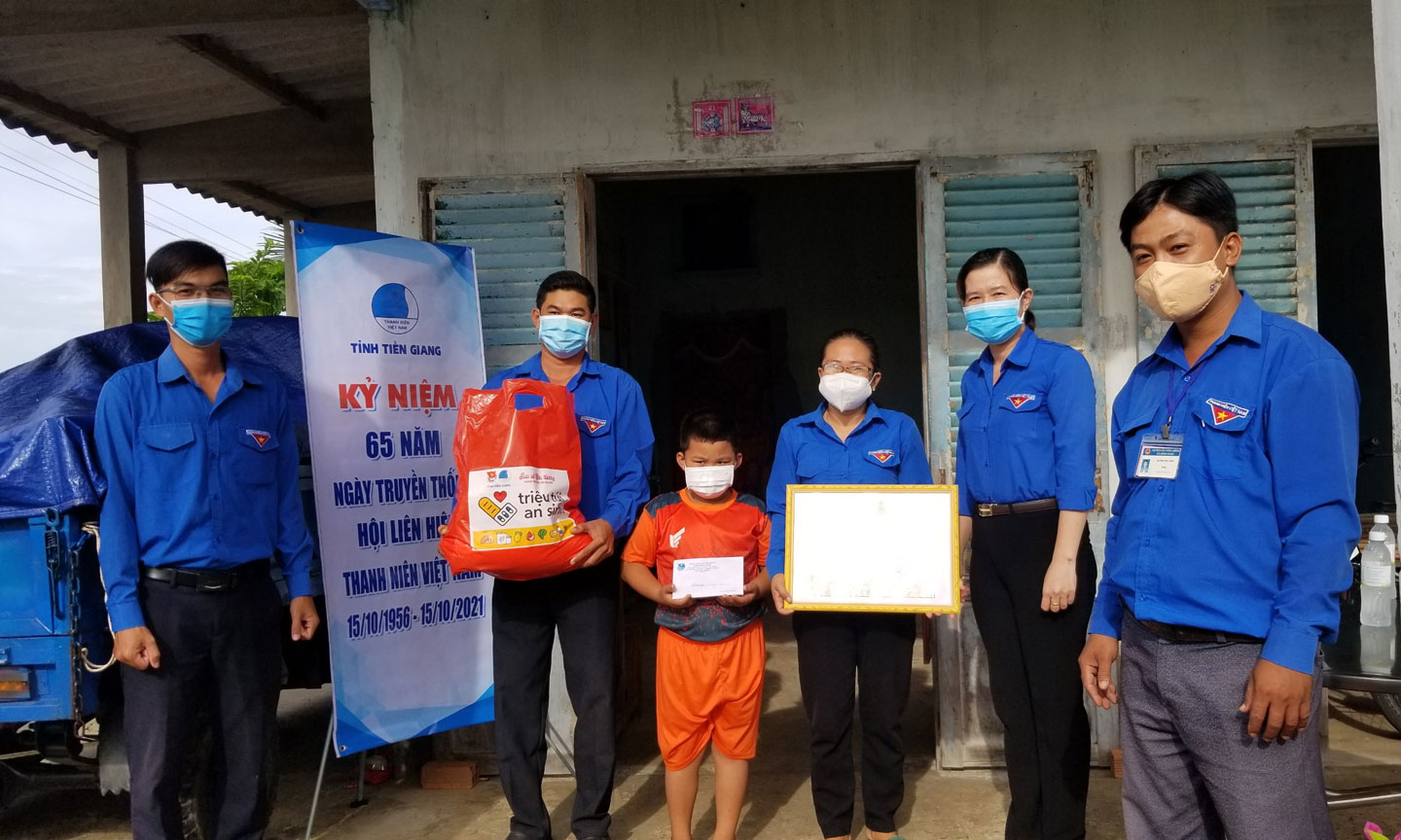Đồng chí Nguyễn Thị Mỹ Nương trao Bằng khen tuyên dương gia đình HV-TN trẻ tiêu biểu.