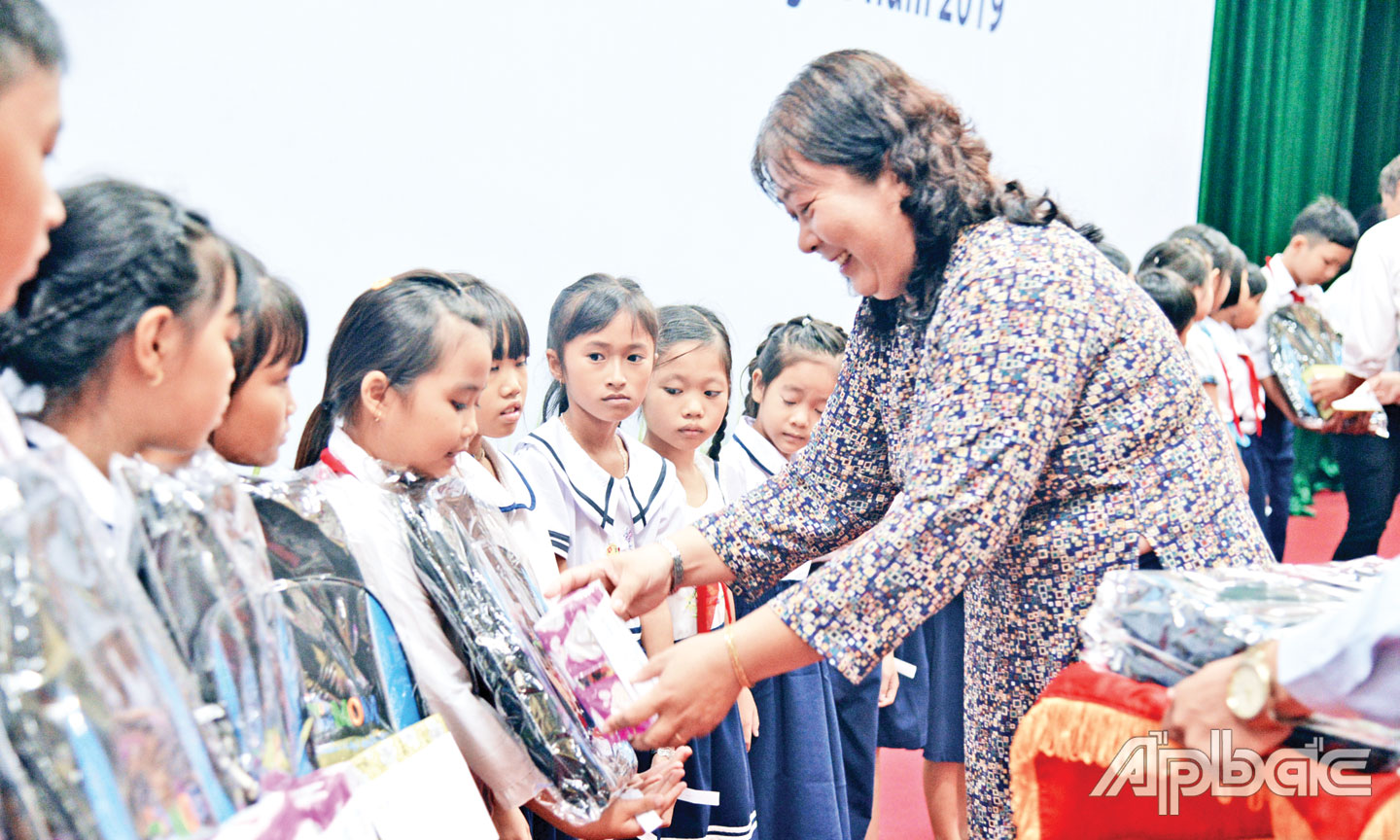 Quỹ Hỗ trợ phụ nữ phát triển kinh tế tỉnh Tiền Giang trao học bổng cho học sinh nghèo vượt khó, học giỏi.