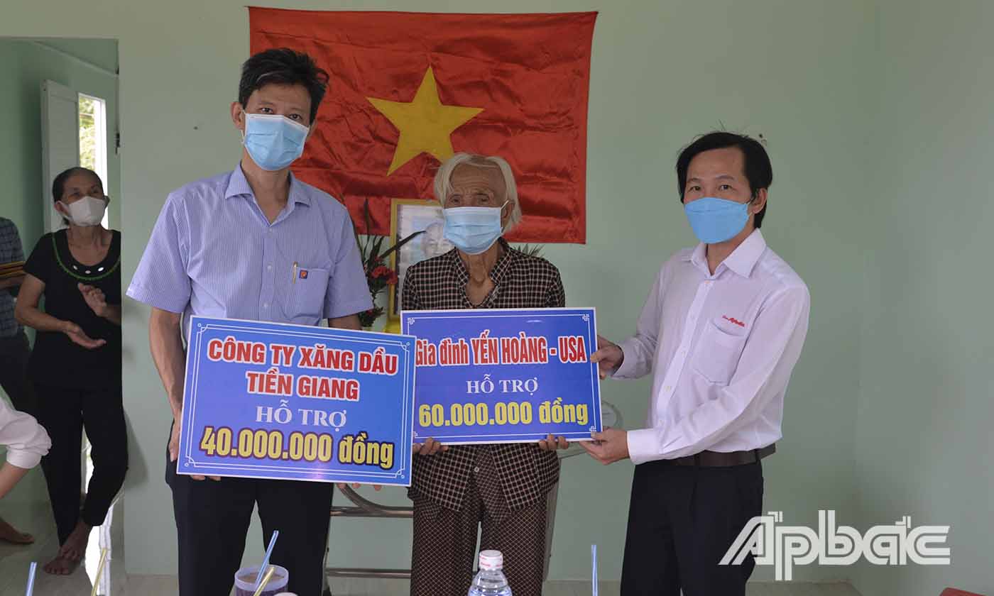 Đại diện lãnh đạo Công ty Xăng dầu Tiền Giang và Báo Ấp Bắc trao bản tượng trưng hỗ trợ kinh phí xây dưng nhà cho bà Lê Thị Bé Ba.