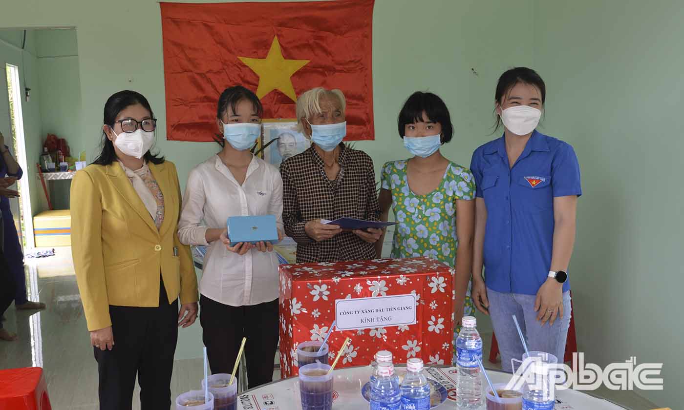 Đại diện Tổ Từ thiện - xã hội và Chi đoàn Báo Ấp Bắc tặng quà cho gia đình bà Lê Thị Bé Ba.