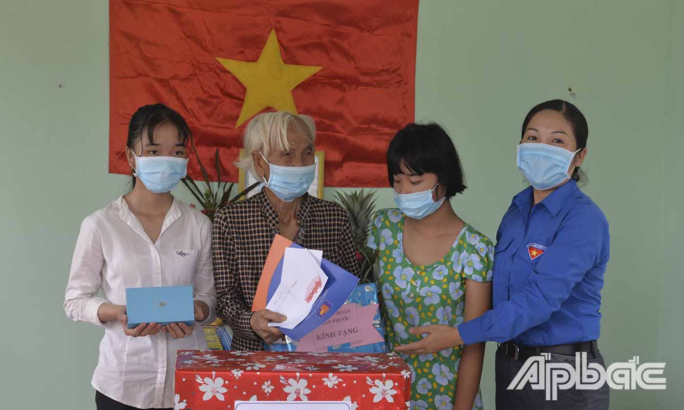 Đại diện Huyện đoàn Tân Phước tặng quà cho gia đình bà Lê Thị Bé Ba.