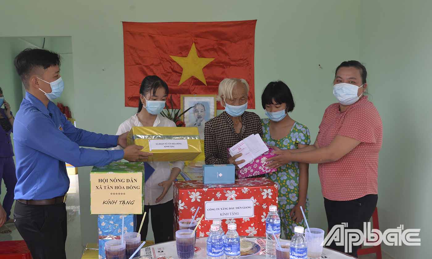 Đại diện UBND xã Tân Hòa Đông và các đoàn thể tặng quà cho gia đình bà Lê Thị Bé Ba.