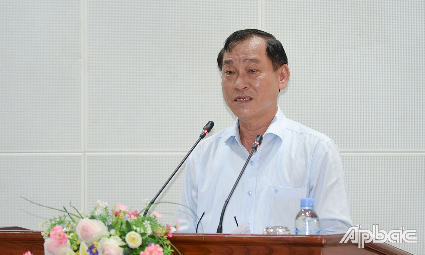 Đồng chí Nguyễn Văn Vĩnh phát biểu tại cuộc họp.