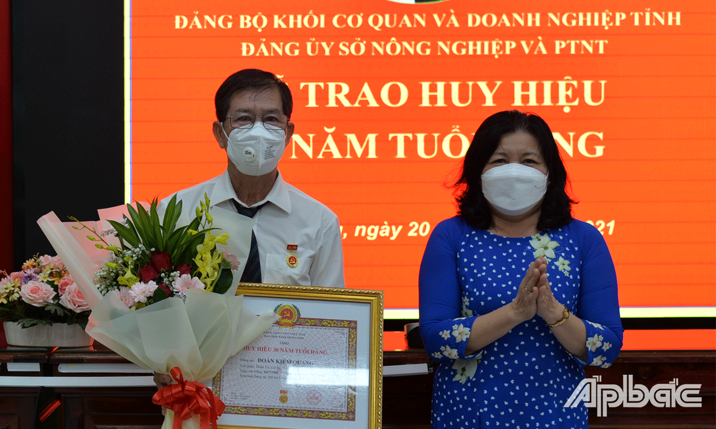 Đồng chí Nguyễn Thị Nguyệt trao Huy hiệu 30 năm tuổi Đảng cho đảng viên Đoàn Kiếm Quang.