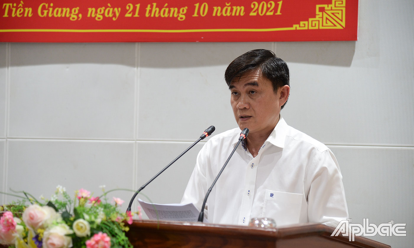 Đồng chí Nguyễn Văn Mười phát biểu tại buổi họp báo.