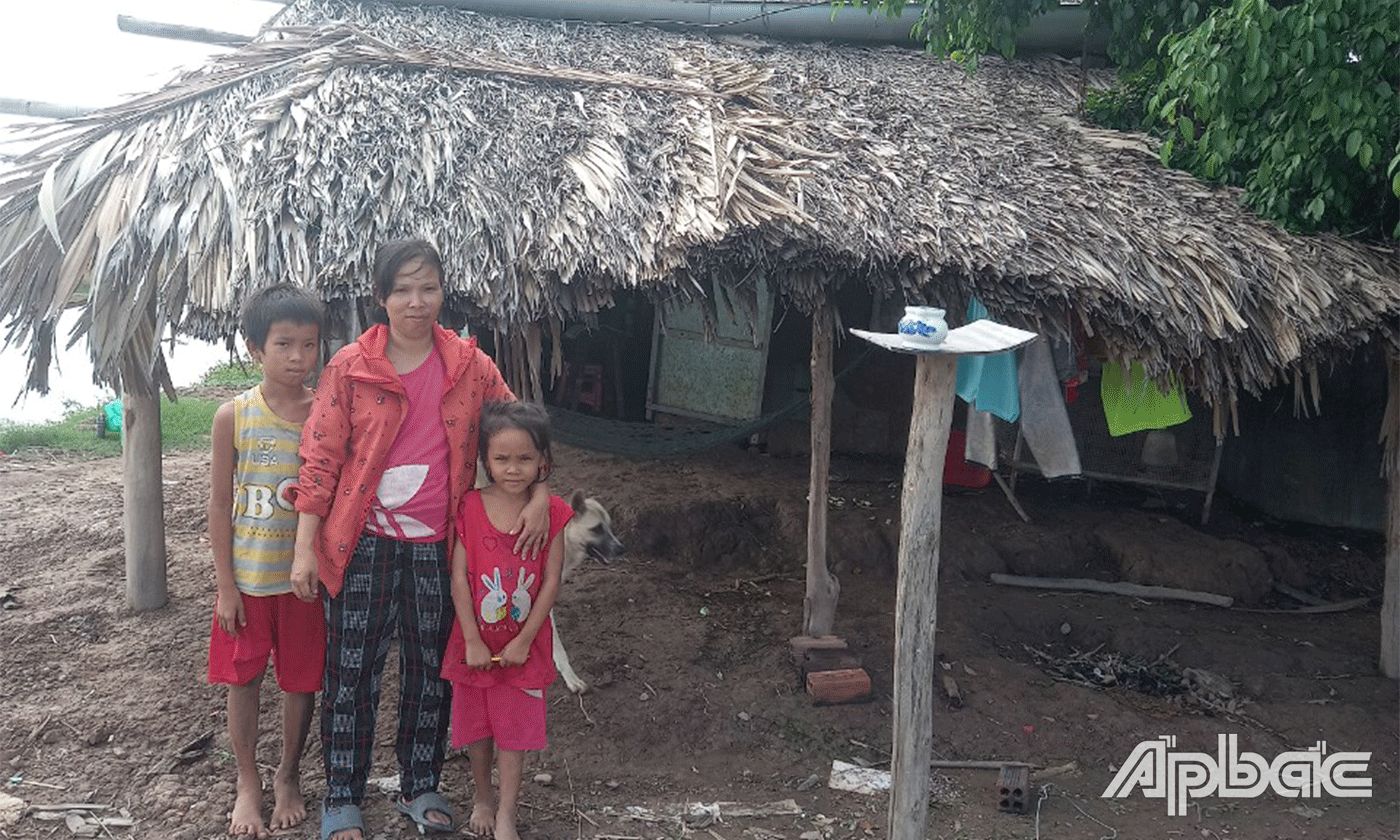 Chị Thái Thị Nhân và các con trước căn nhà lụp xụp.