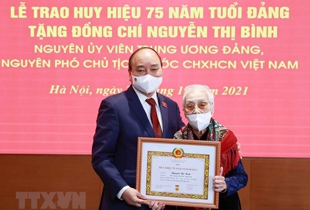 President Nguyen Xuan Phuc (L) and Nguyen Thi Binh, former member of the Party Central Committee and former Vice President, at the event (Photo: VNA).