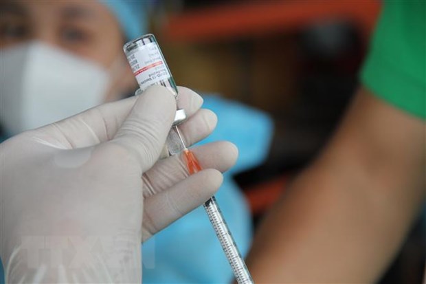 Triển khai tiêm vaccine mũi 2 cho người dân tại phường Phú Cường, thành phố Thủ Dầu Một, tỉnh Bình Dương. (Ảnh: Văn Hướng/TTXVN)