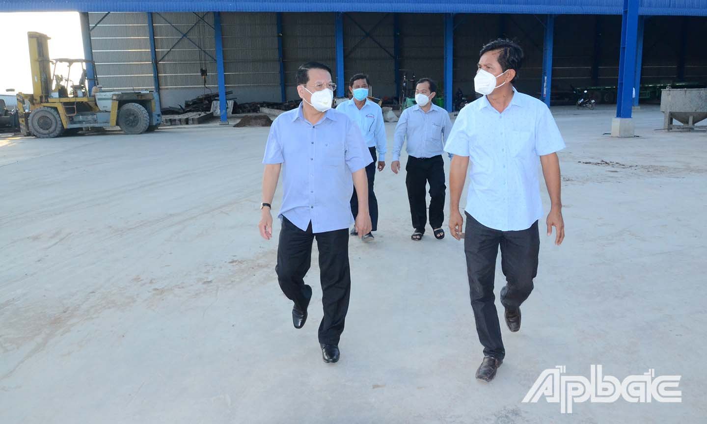 Đồng chí Phạm Văn Trọng tìm hiểu tình hình sản xuất tại Công ty TNHH Hữu Biên.