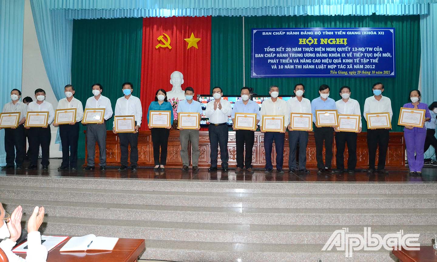 Đồng chí Võ Văn Bình trao bằng khen của Ban Thường vụ Tỉnh ủy cho các cá nhân, tập thể có thành tích xuất sắc.