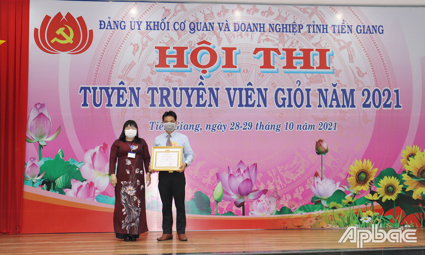 Ban Tổ chức trao giải Nhất cho thí sinh Trịnh Tuấn Tới đến từ Đảng bộ Công ty Xăng dầu Tiền Giang
