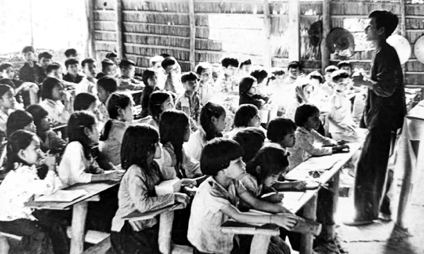 Dù chiến tranh ác liệt nhưng hoạt động giáo dục ở các vùng giải phóng vẫn được duy trì  thường xuyên, liên tục. 			                                                                                Ảnh: tư liệu