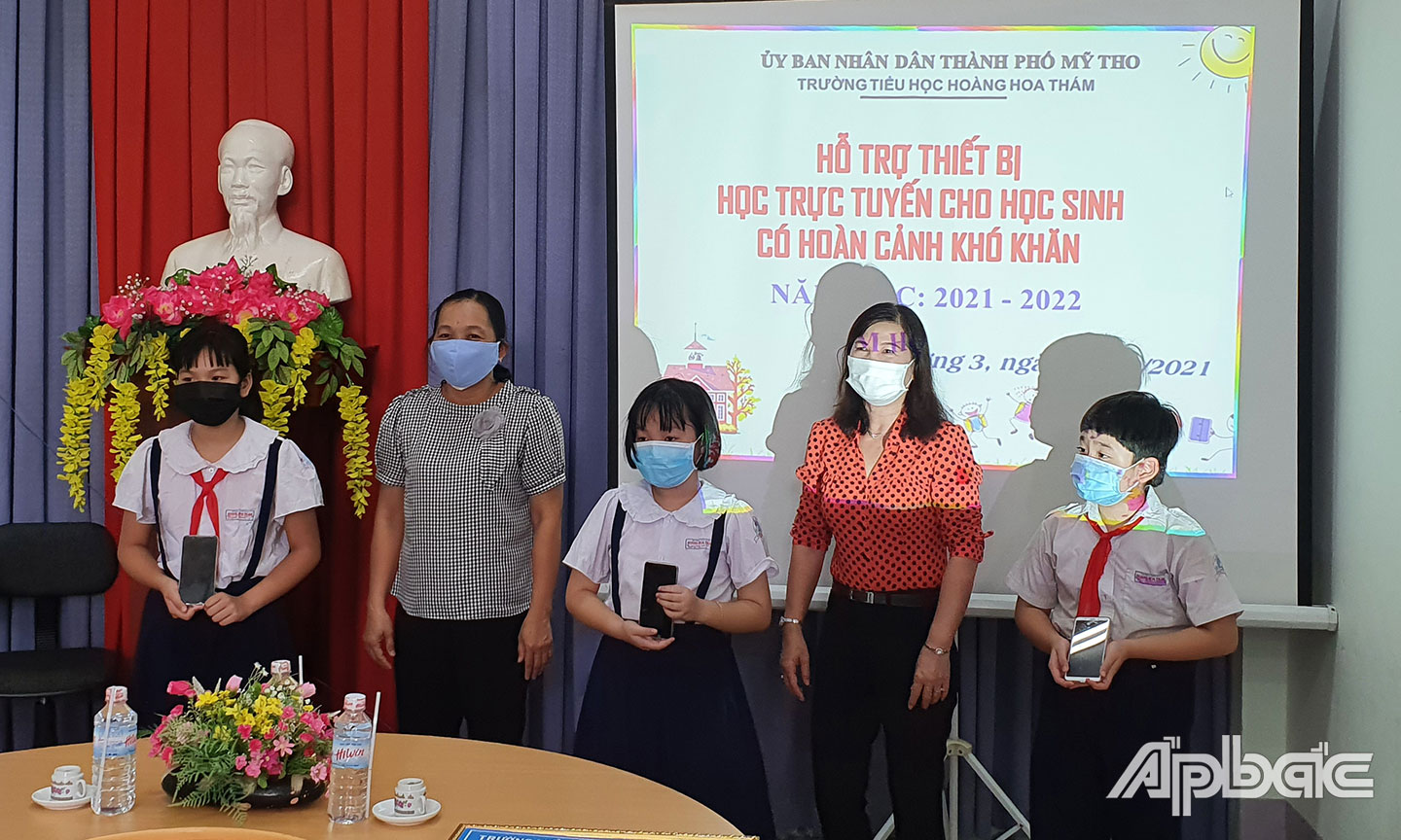 Trường Tiểu học Thiên Hộ Dương trao tặng điện thoại cho học sinh Trường Tiểu học Hoàng Hoa Thám. 