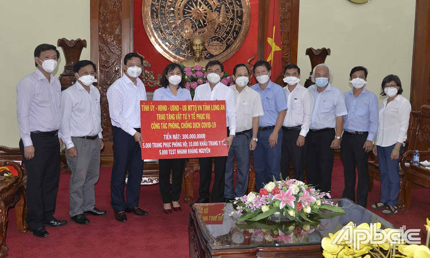 Đồng chí Phạm Tấn Hòa, Phó Chủ tịch UBND tỉnh Long An trao bảng tượng trưng tặng vật tư thiết bị trong 