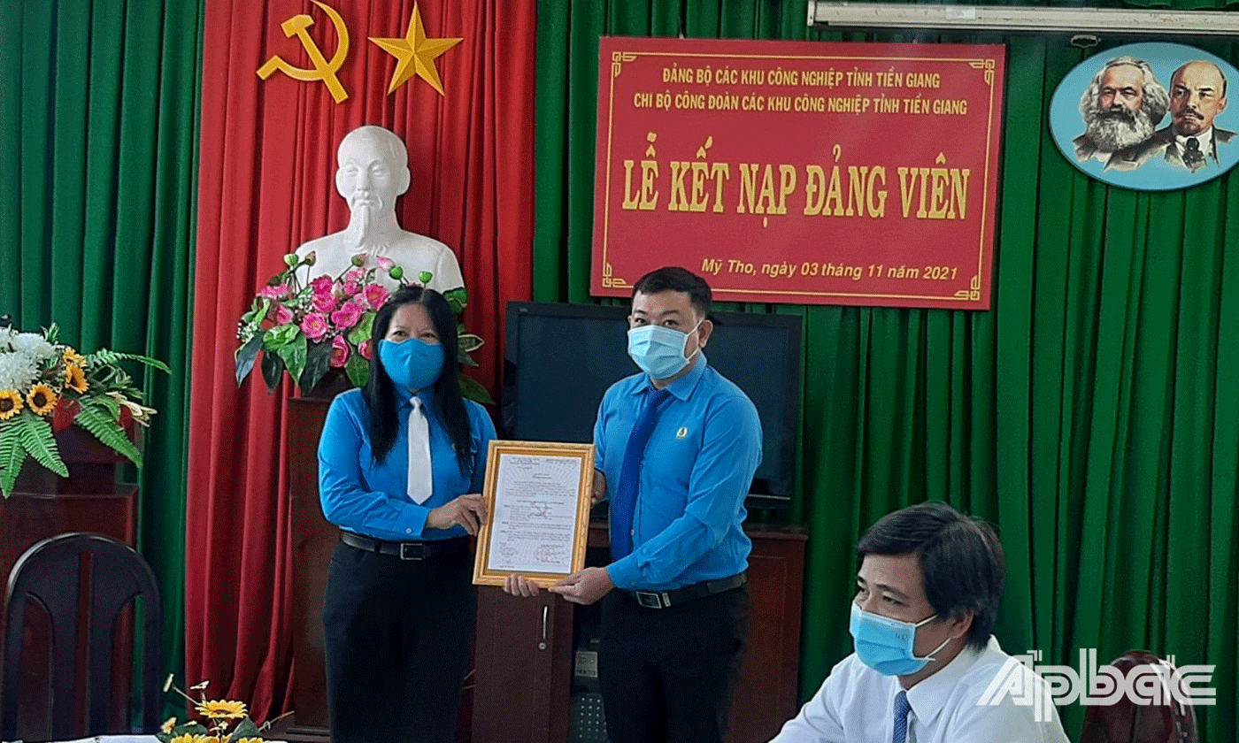 đồng chí Nguyễn Thị Thùy Dương trao Quyết định kết nạp đảng viên cho đồng chí Nguyễn Văn Bé Ba, (Công ty TNHH Dụ Đức Việt Nam)