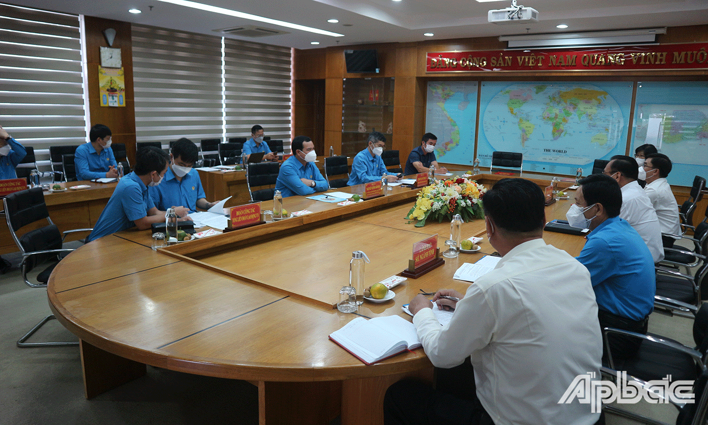 Quang cảnh buổi làm việc của Đoàn công tác Tổng Liên đoàn tại Tiền Giang