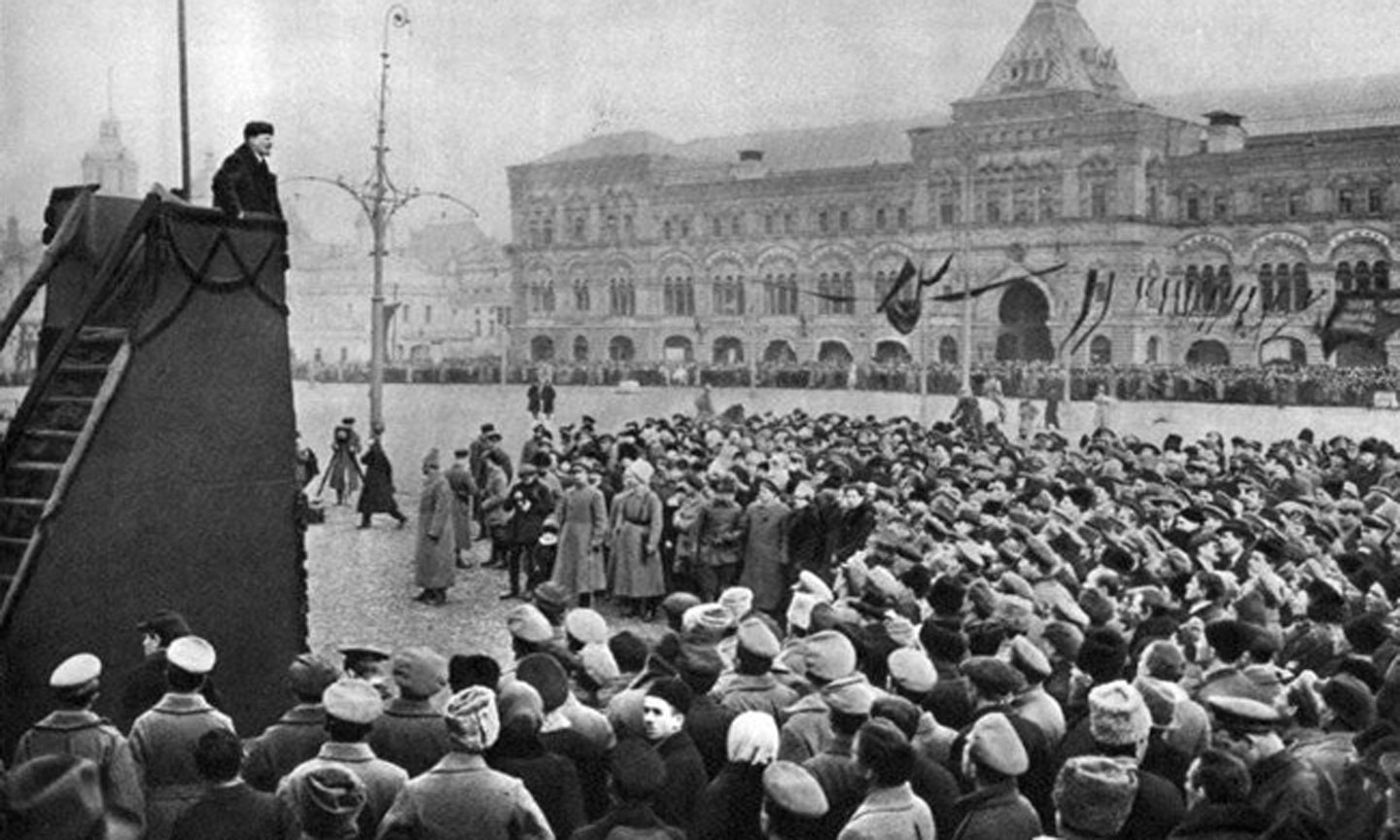 V. I. Lenin đọc diễn văn tại Quảng trường Đỏ tại Lễ kỷ niệm 1 năm ngày Cách mạng Tháng Mười Nga vĩ đại. 