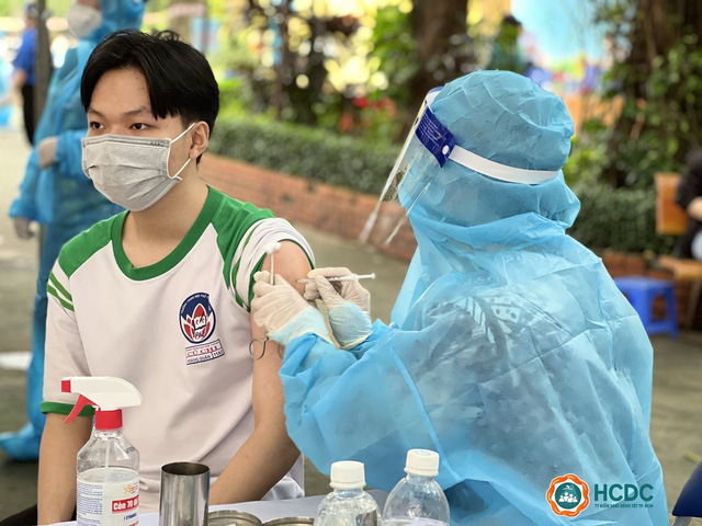 Việt Nam cán mốc tiêm chủng hơn 90 triệu liều vaccine phòng COVID-19. Trong ảnh tiêm vaccine phòng COVID-19 cho trẻ em dưới 18 tuổi tại TP HCM Ảnh: HCDC