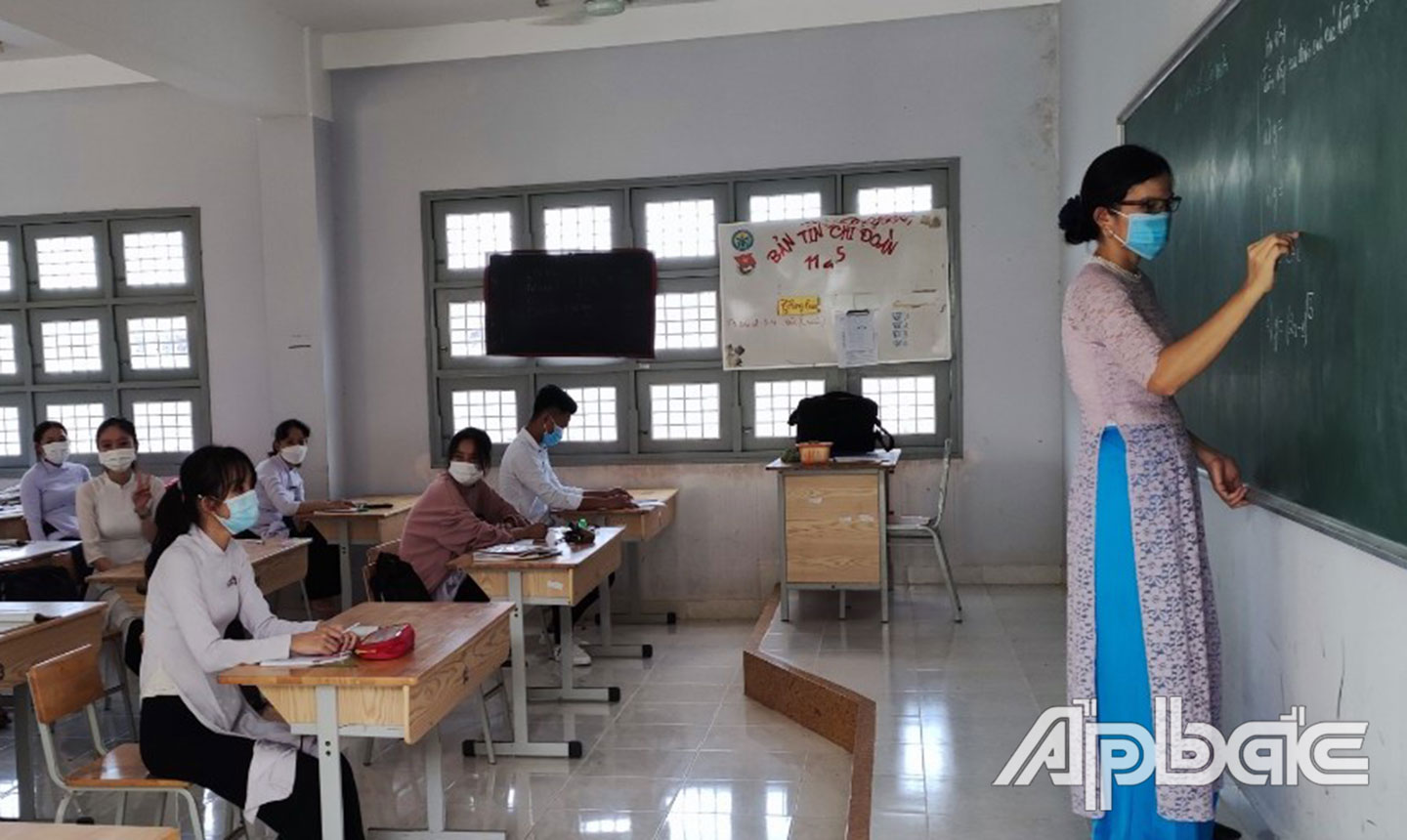 Học sinh lớp 12 Trường THCS - THPT Phú Thạnh trong ngày học đầu tiên trên lớp. 