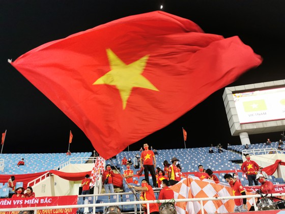 Các Cổ động viên trung thành của đội tuyển Việt Nam. Ảnh: MINH HOÀNG