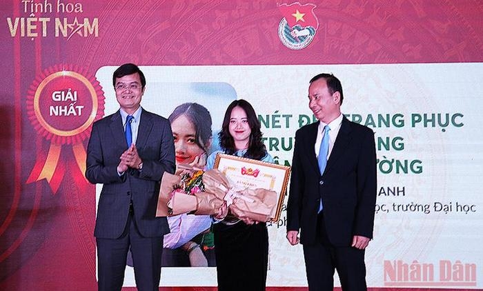 Bui Mai Anh, the first-prize winner, receives the awards. (Photo: NDO).