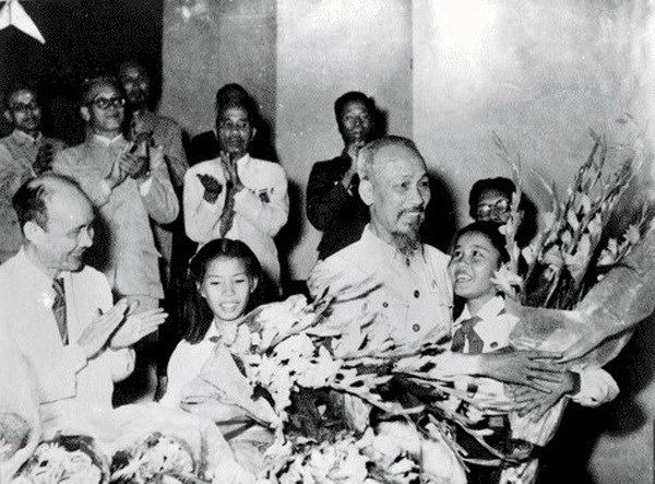 Chủ tịch Hồ Chí Minh tại Đại hội thành lập Mặt trận Tổ quốc Việt Nam, tổ chức tại Hà Nội, tháng 9-1955