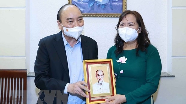 President Nguyen Xuan Phuc presented a gift to teacher Trieu Thi Hue. (Photo: VNA).