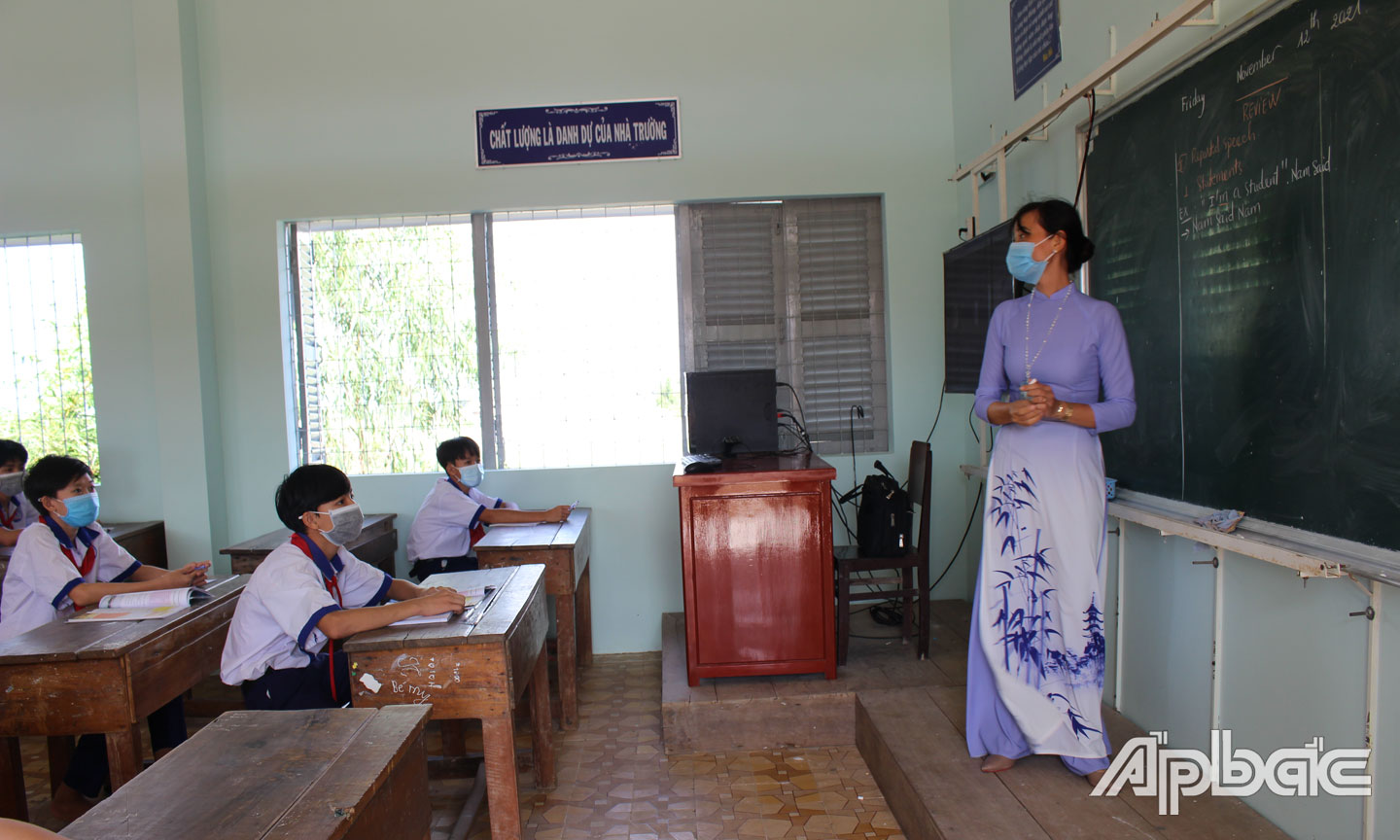 Giáo viên Trường THCS Phú Đông, huyện Tân Phú Đông trong giờ dạy trực tiếp trên lớp.