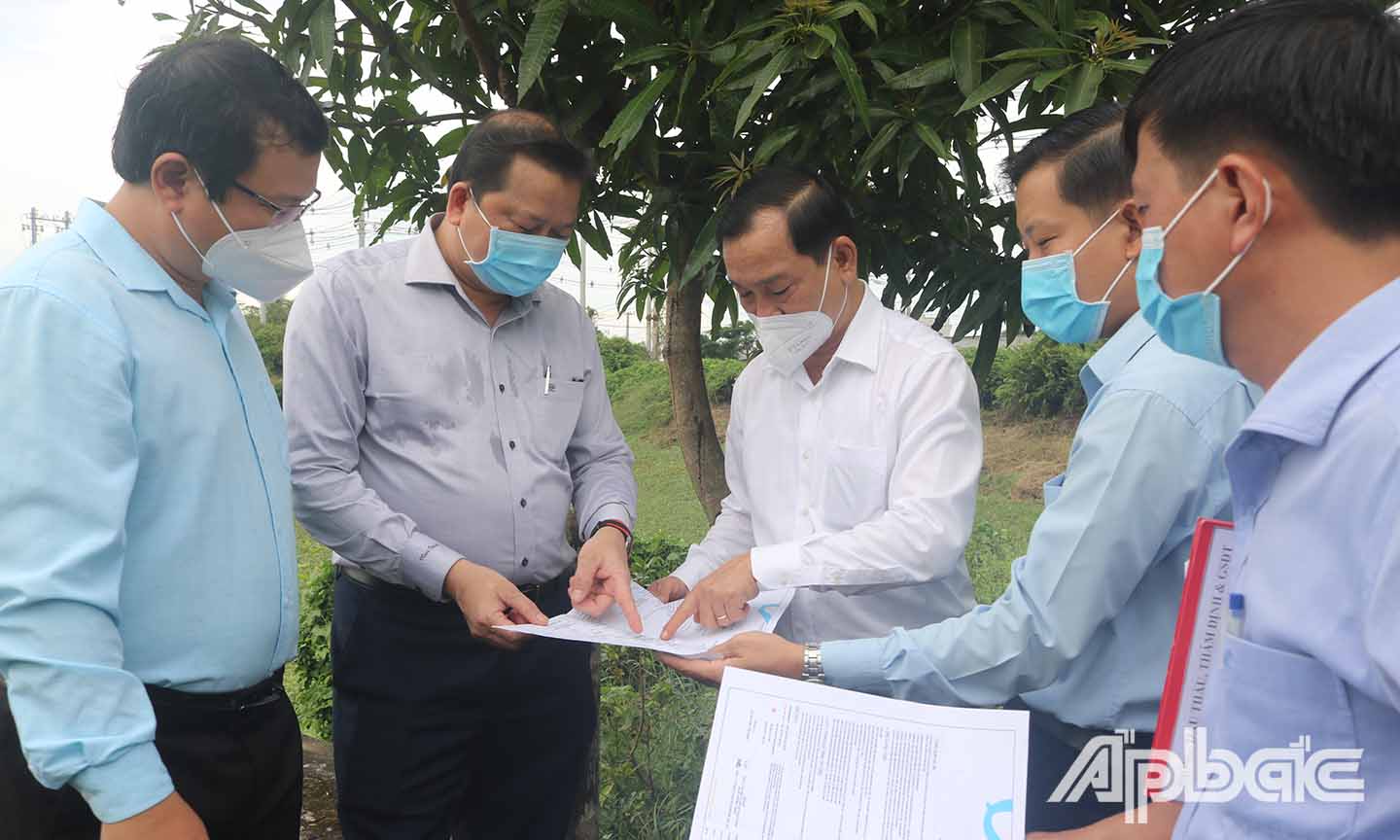 Đồng chí Nguyễn Văn Vĩnh (thứ ba từ trái sang) kiểm tra Bản đồ Dự án mạng lưới ống cấp nước phía Đông và Trạm bơm tăng áp Gò Công.