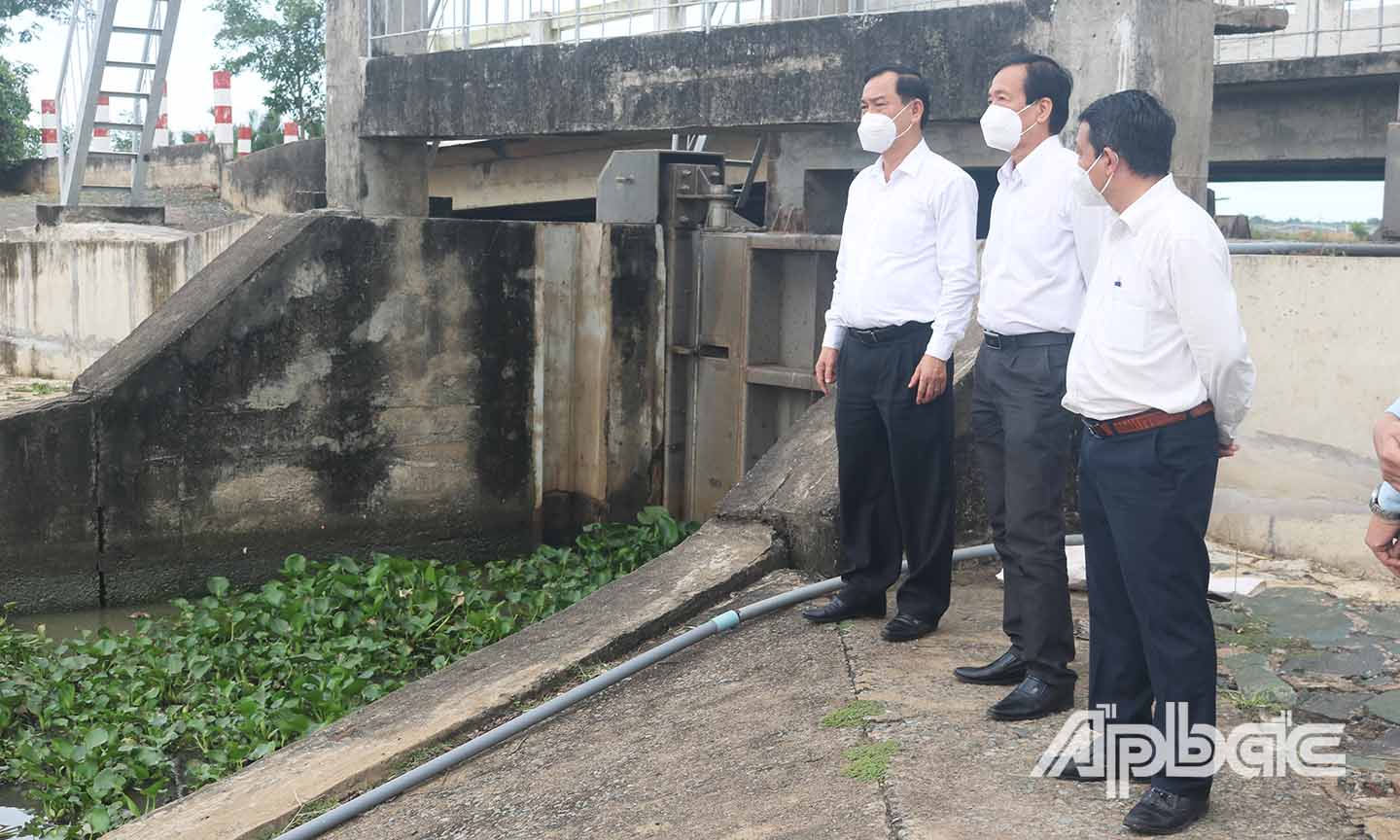 Đồng chí Nguyễn Văn Vĩnh kiểm tra dự án nạo vét kênh Hội Đồng Quyền (huyện Gò Công Đông).