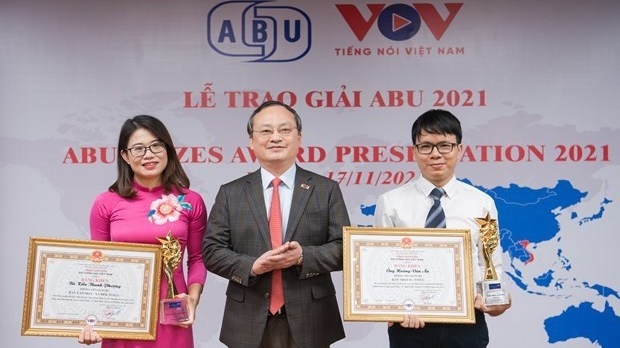 VOV General Director Do Tien Sy on behalf of the Organizing Committee presents the awards to the two winners. (Photo: VOV).