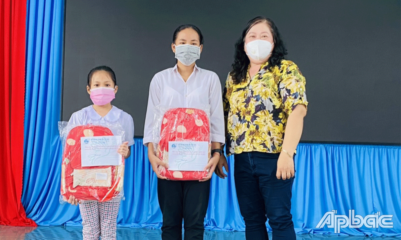 Phó Chủ tịch Hội LHPN tỉnh Nguyễn Thị Kiều Tiên trao 2 suất học bổng cho trẻ em mồ côi vì Covid-19 của TX. Cai Lậy.