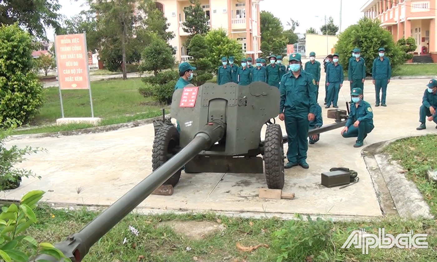  Dân quân lớp huấn luyện Pháo D-44 85 mm.