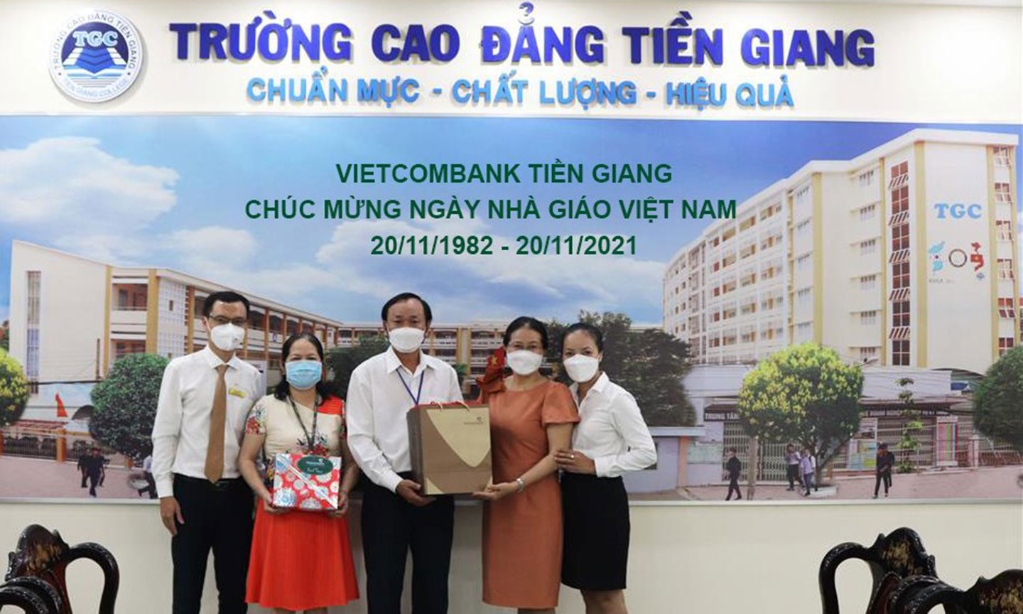 Bà Nguyễn Thị Tuyết – Giám đốc Vietcombank Tiền Giang (thứ 2 từ phải qua) chúc mừng ngày Nhà giáo Việt Nam tại trường Cao Đẳng Tiền Giang