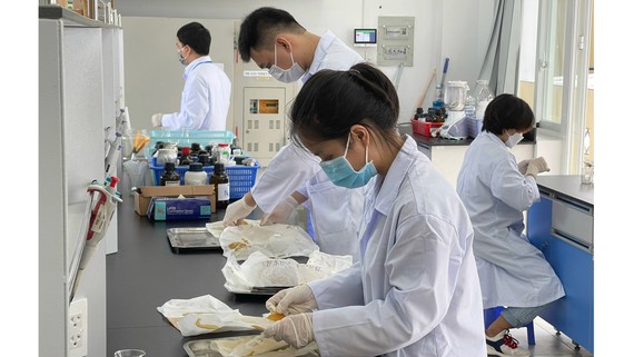 Sinh viên năm cuối Trường ĐH Công nghiệp Thực phẩm TPHCM trở lại học thực hành từ đầu tháng 11.