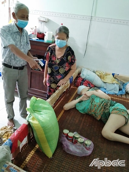 Chủ tịch Hội NNCĐDC xã Vĩnh Kim thăm hỏi,  tặng quà nạn nhân Nguyễn Thanh Bảo,  ấp Vĩnh Bình, bệnh nặng.