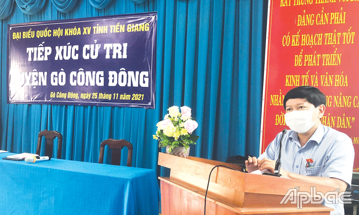 Phó Trưởng Đoàn ĐBQH đơn vị tỉnh Tiền Giang Tạ Minh Tâm phát biểu tại buổi tiếp xúc cử tri.