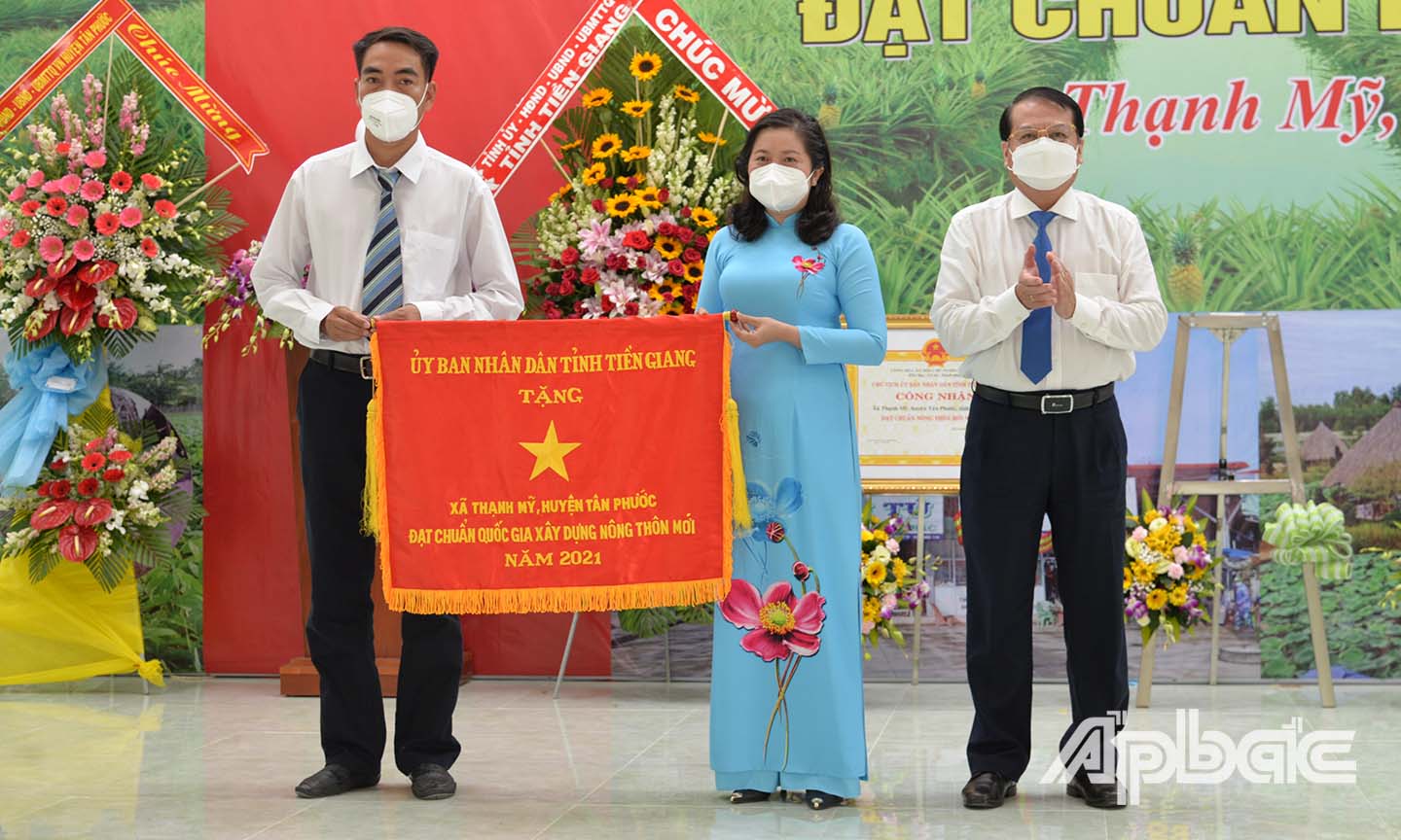 Đồng chí Phạm Văn Trọng trao Cờ thi đua của UBND tỉnh Tiền Giang cho UBND xã Thạnh Mỹ.