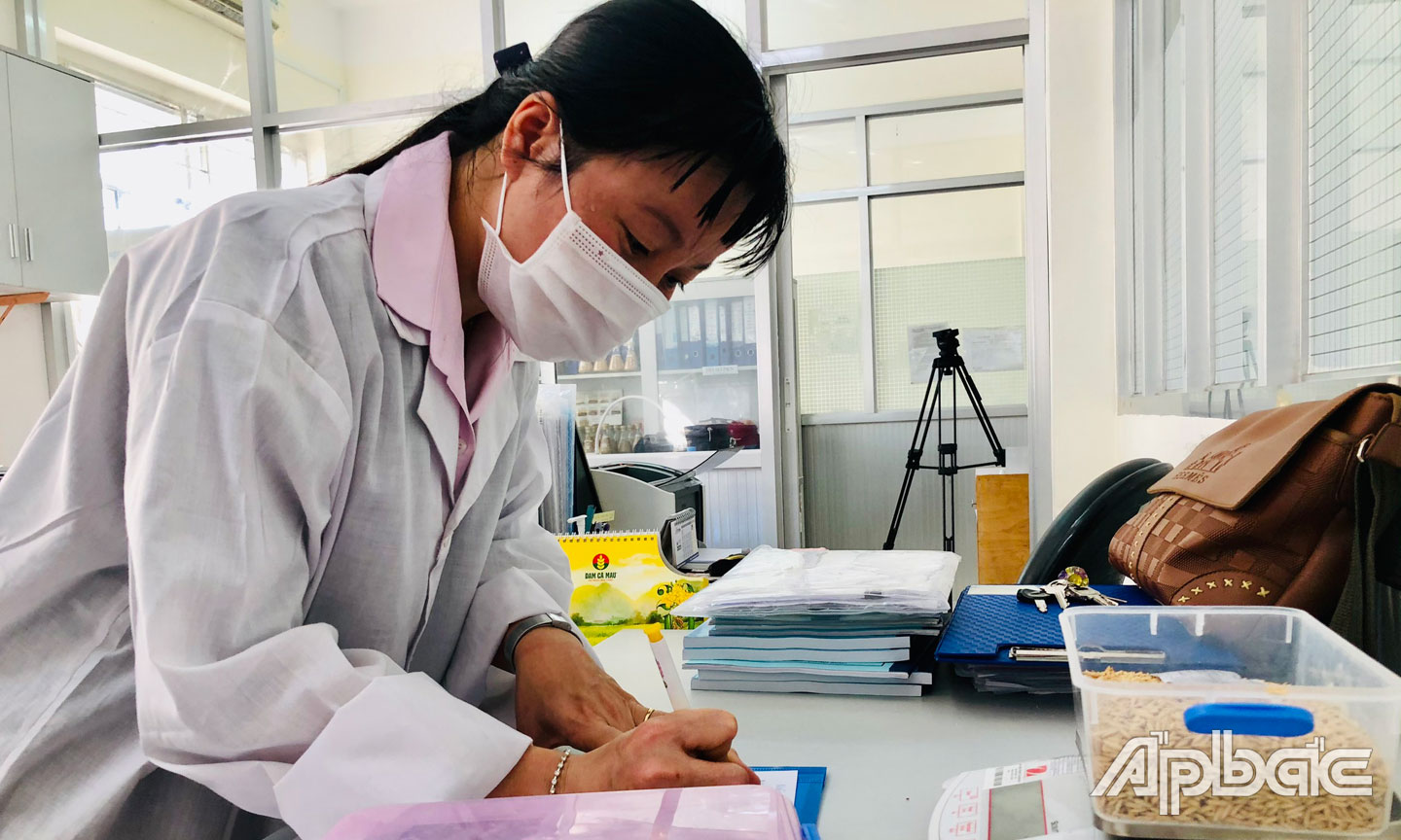 Chị Trần Thị Thanh Thúy trong phòng thí nghiệm khi thực hiện nghiên cứu Đề tài “Phục tráng  giống lúa VD 20 tại Tiền Giang”.