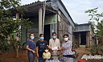Chi đoàn Báo Ấp Bắc: Trao tiền hỗ trợ xây nhà cho chị Nhung