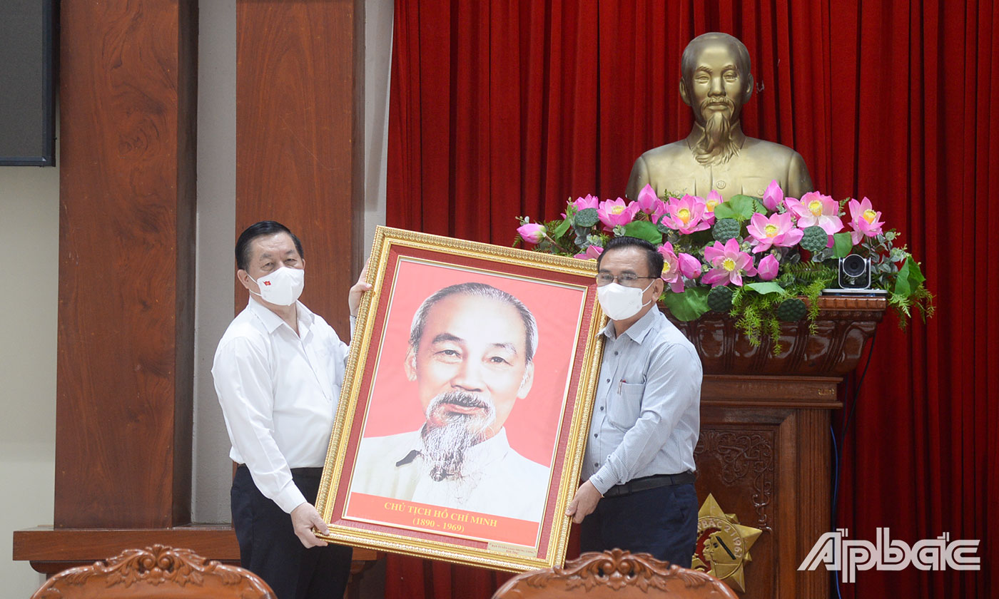 Nhân chuyến thăm và làm việc, đồng chí Nguyễn Trọng Nghĩa tặng Tỉnh ủy Tiền Giang chân dung Chủ tịch Hồ Chí Minh.