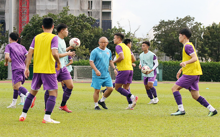 Đội tuyển Việt Nam tập luyện tại Singapore chuẩn bị cho AFF Suzuki Cup 2020. Ảnh VFF