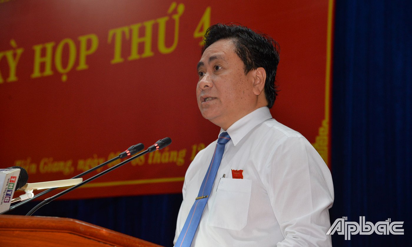 Ủy viên Ban Thường vụ Tỉnh ủy, Phó Chủ tịch UBND tỉnh Trần Văn Dũng báo cáo tình hình phát triển kinh tế - xã hội năm 2021 và kế hoạch phát triển kinh tế - xã hội năm 2022