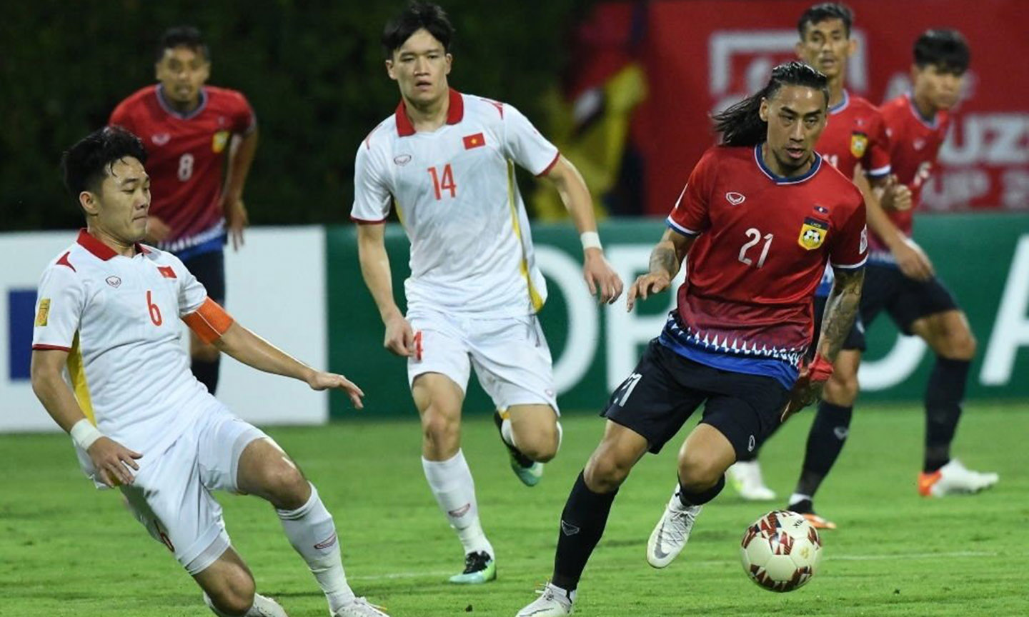 Các cầu thủ tiền vệ của Đội tuyển Việt Nam (áo trắng) đã có một trận đấu tốt. Ảnh: Vietnamnet.vn