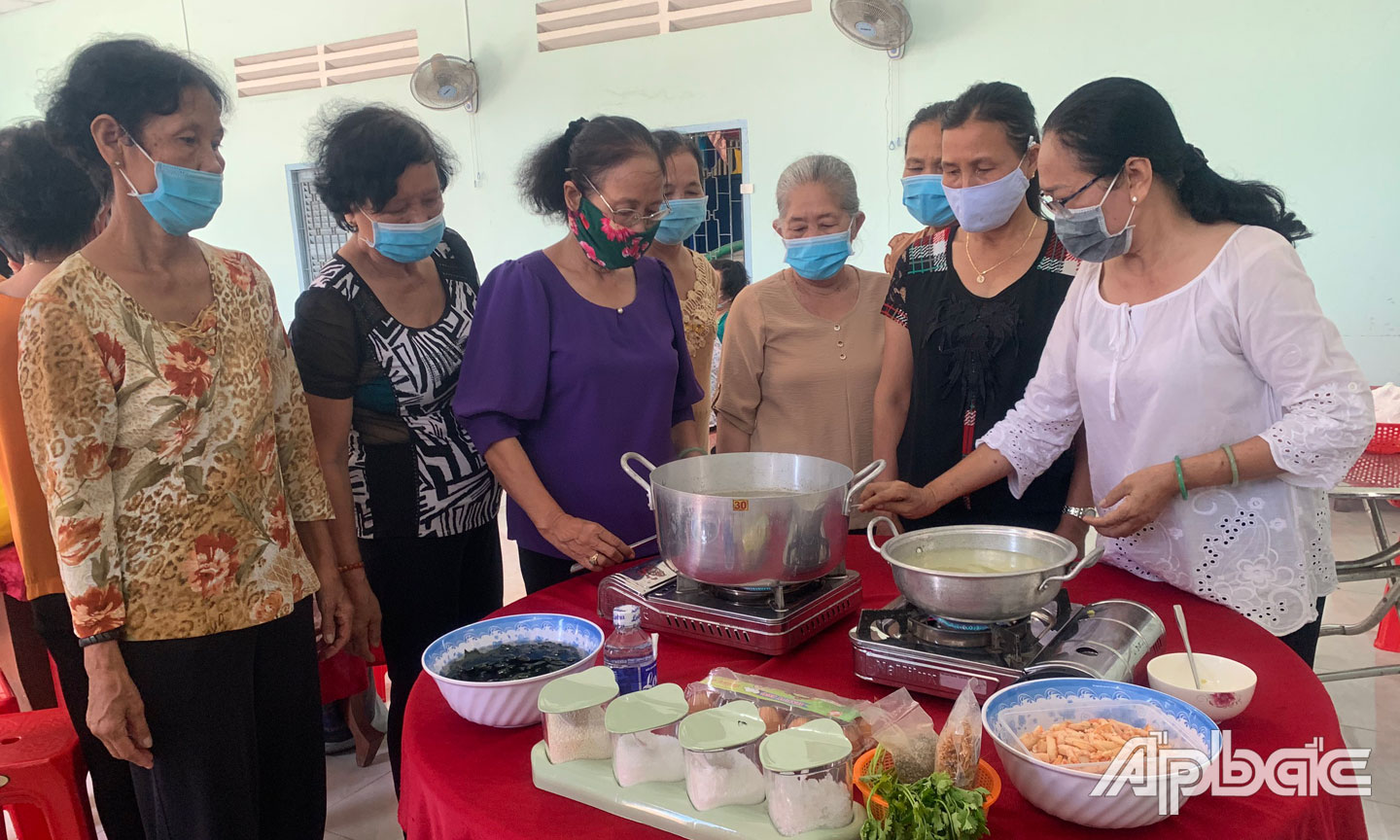 Năm 2021, Hội LHPN tỉnh tiếp tục phối hợp tổ chức nhiều lớp dạy nghề cho chị em phụ nữ.  (Ảnh: Lớp dạy nghề nấu ăn năm 2021 tại huyện Tân Phước)