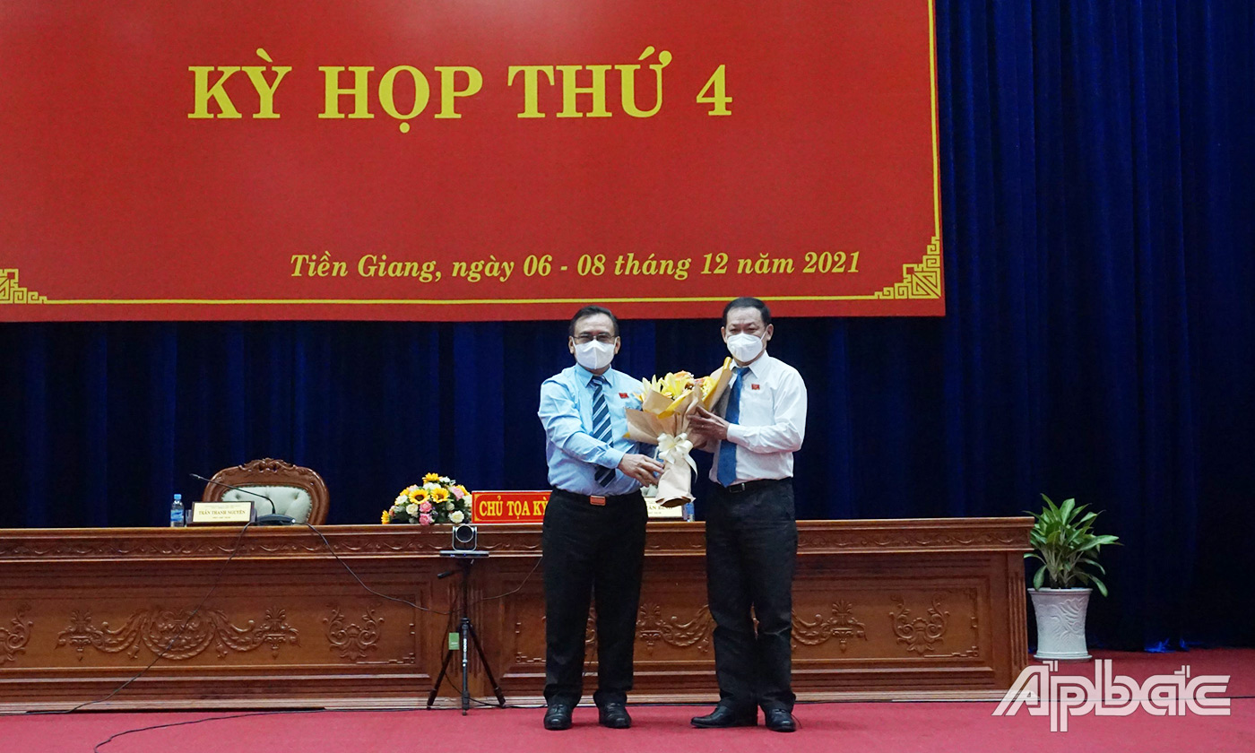 Đồng chí Võ Văn Bình tặng hoa chúc mừng đồng chí Lý Hoàng Chiêu